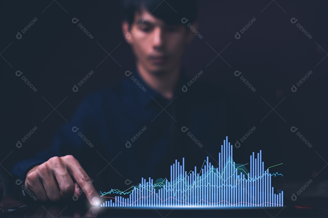Empresário gráfico exibição investimento renda de ações crescimento financeiro