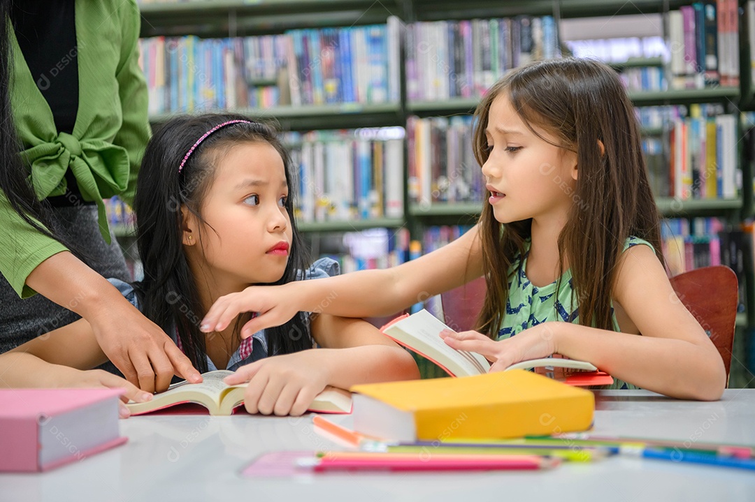 Duas garotas bonitas entram em conflito ao ler livros na biblioteca quando o professor ensina. Estilos de vida e educação das pessoas.