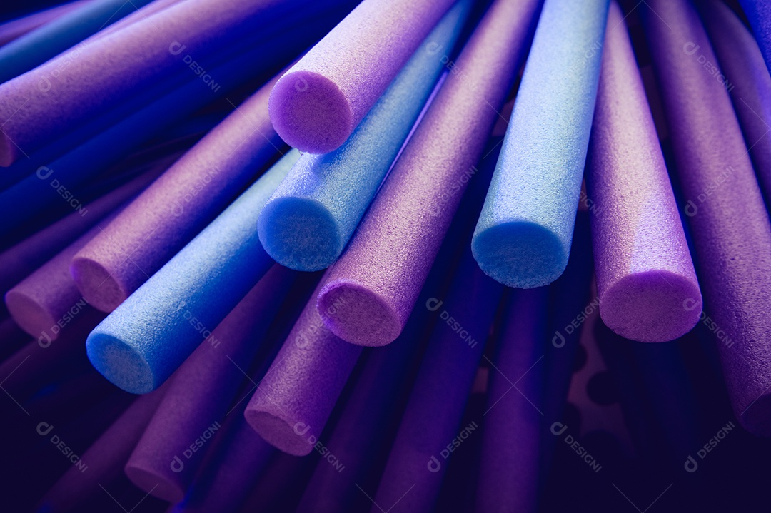 A espuma roxa e azul fura a arte do fundo e o conceito abstrato.