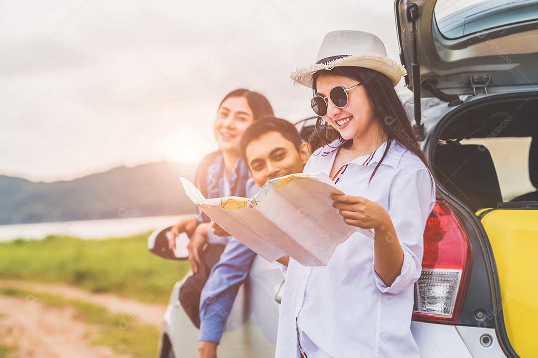 Mulher asiática feliz e seus amigos de pé de carro. Jovem se divertindo durante a viagem. Estilos de vida de pessoas e conceito de férias de viagem.