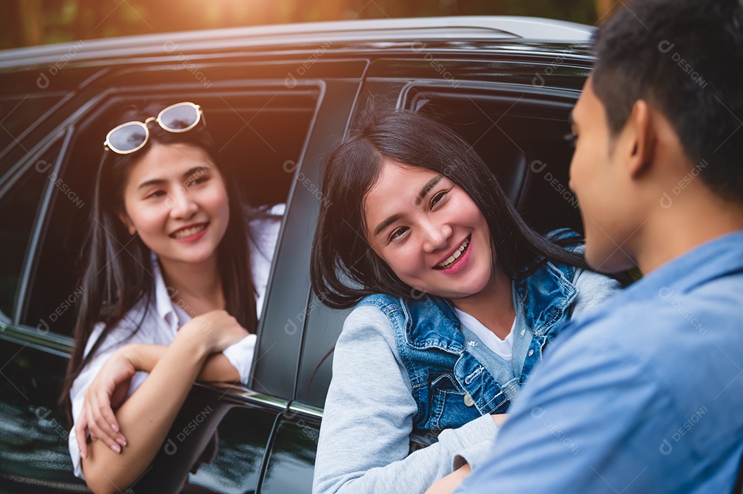 As mulheres asiáticas no carro flertaram com o homem durante a viagem na floresta.