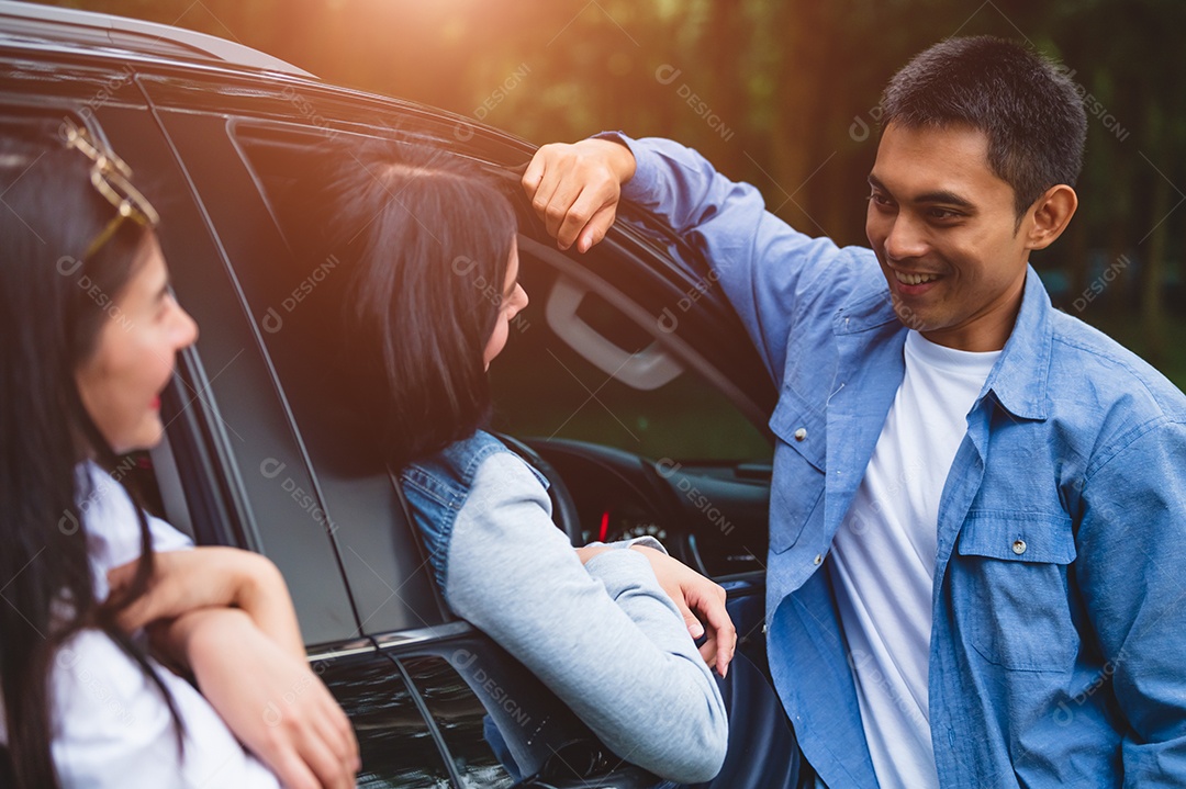 Homem asiático flertando mulheres no carro durante viagens na floresta. Menino conversando com meninas para reunião..