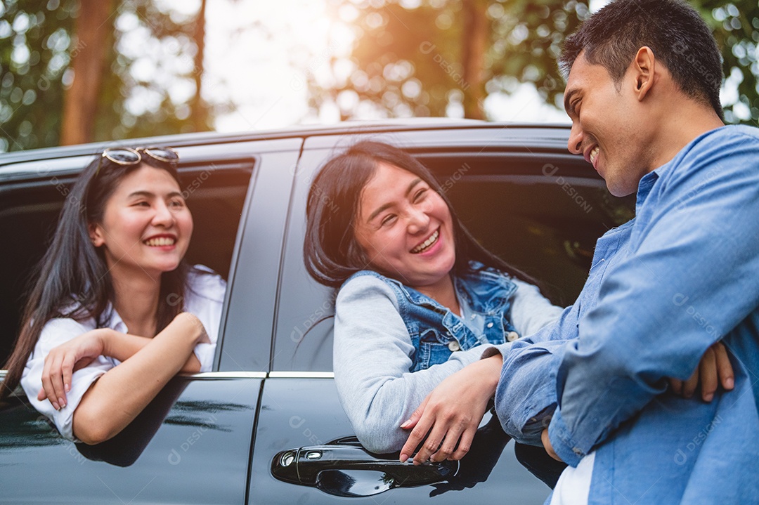 Homem asiático flertando mulheres no carro durante viagens na floresta. Menino conversando com meninas para reunião.