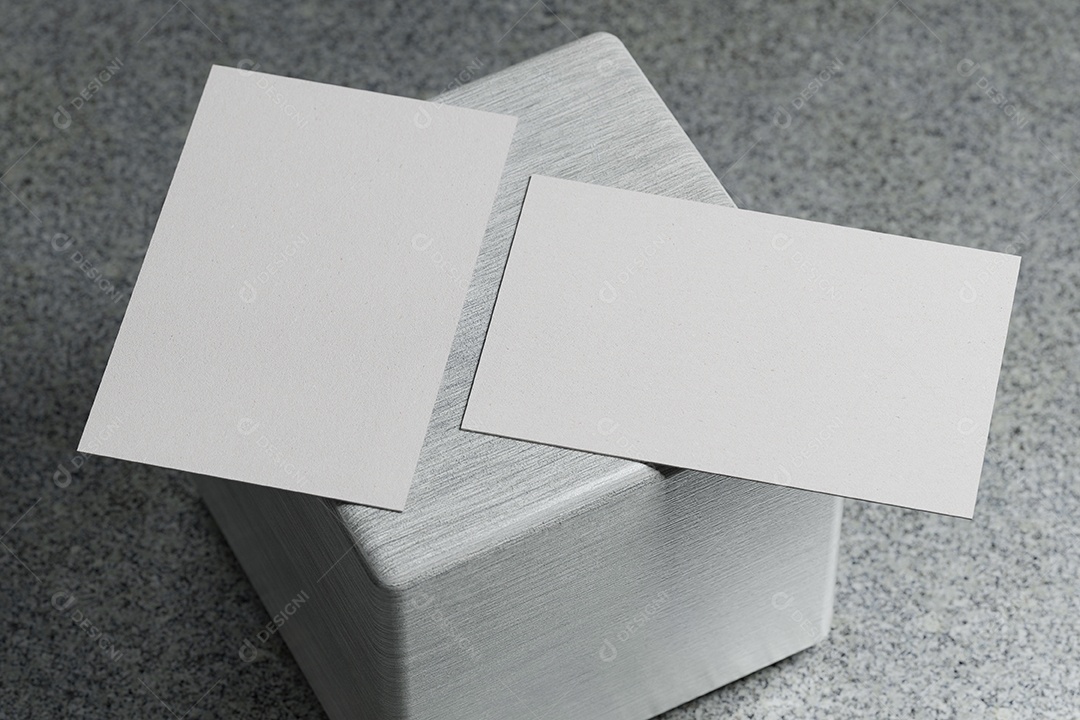 Modelo de maquete de papel de cartão de visita horizontal branco com capa de espaço em branco para inserir o logotipo da empresa.