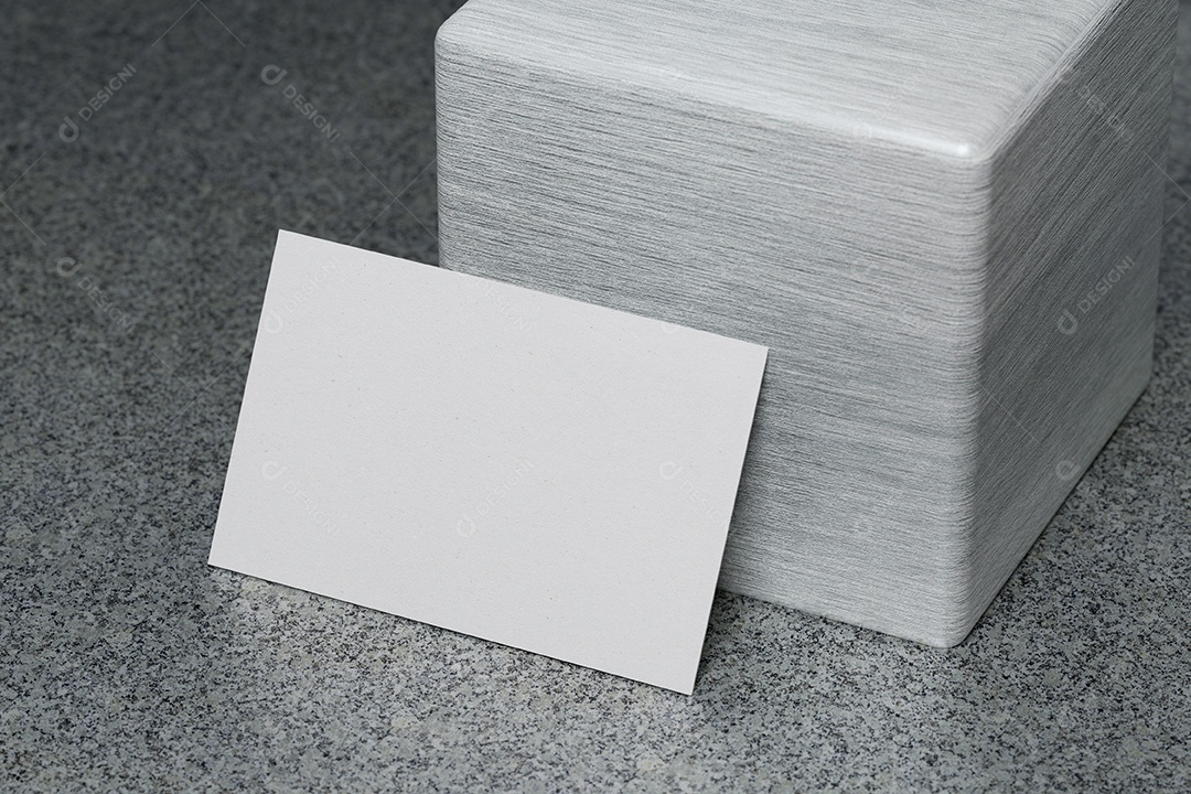 Modelo de maquete de papel de cartão de visita horizontal branco com capa de espaço em branco para inserir o logotipo da empresa.