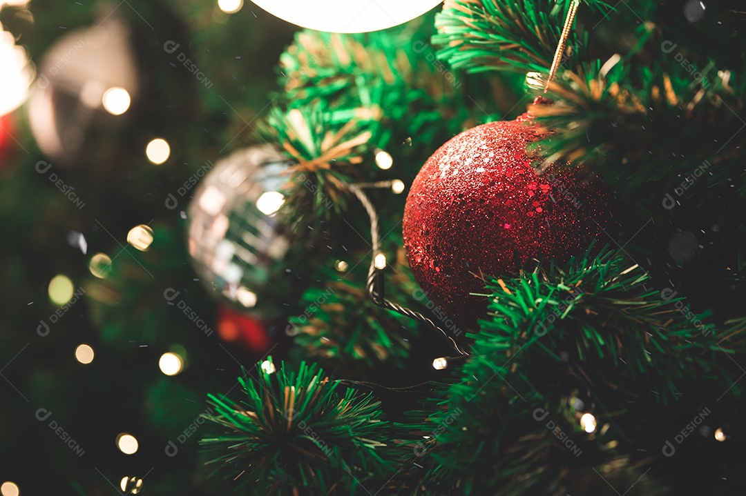 Close-up de decorar enfeite na árvore de Natal com fundo claro desfocado. Celebração do feriado e férias. Feliz natal e feliz conceito de temporada de ano novo.