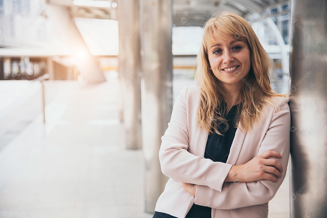 Feliz linda mulher de negócios sorridente fora do fundo do escritório. Empresária de gerente de CEO em traje formal, tendo confiança e alegre.