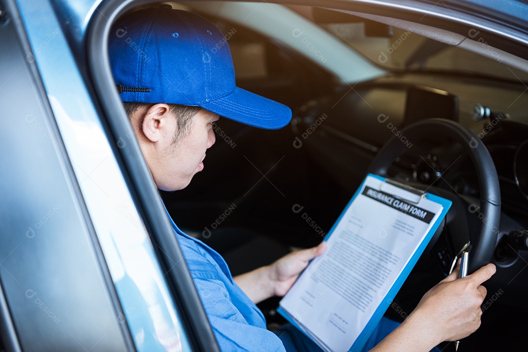 Mecânico segurando a prancheta e verificando dentro do carro para manutenção do veículo pelo pedido de reclamação do cliente na garagem da oficina mecânica.