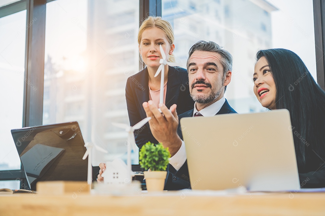 Pessoas de negócios consultando sobre energia eólica no escritório da empresa.