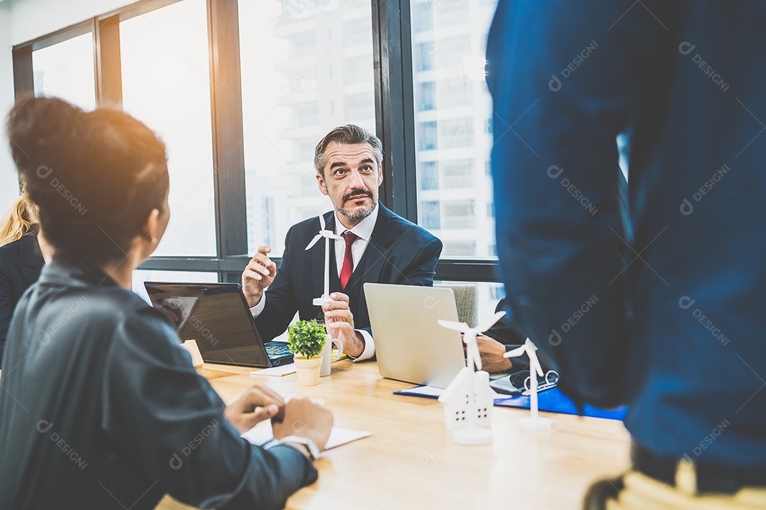 Pessoas de negócios consultando sobre energia eólica no escritório da empresa.