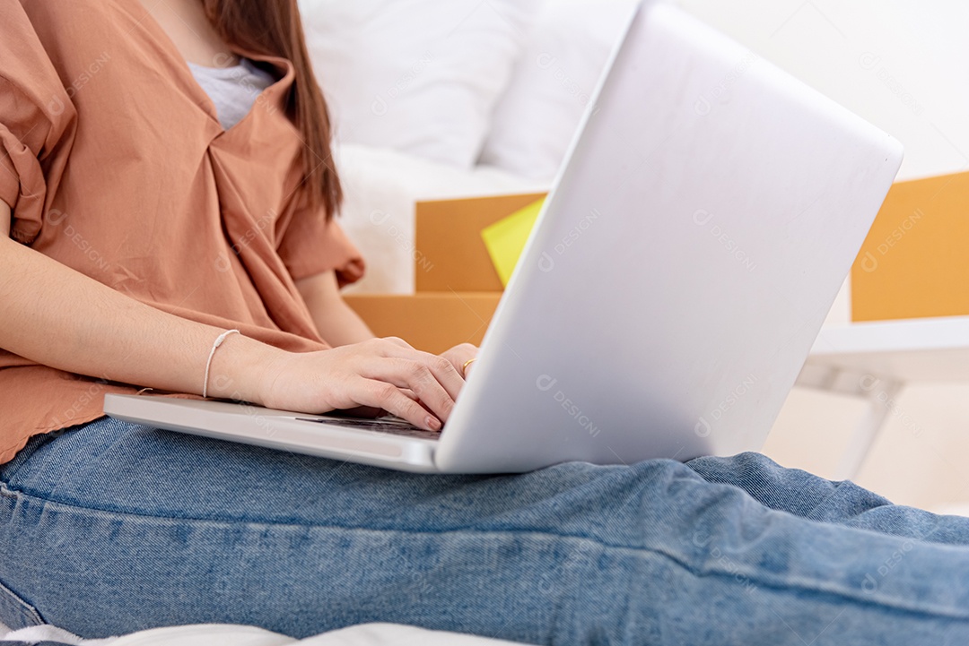 Close-up de laptop usando por mulher para negócios de entrega de compras on-line em casa. Menina digitando no teclado à mão.
