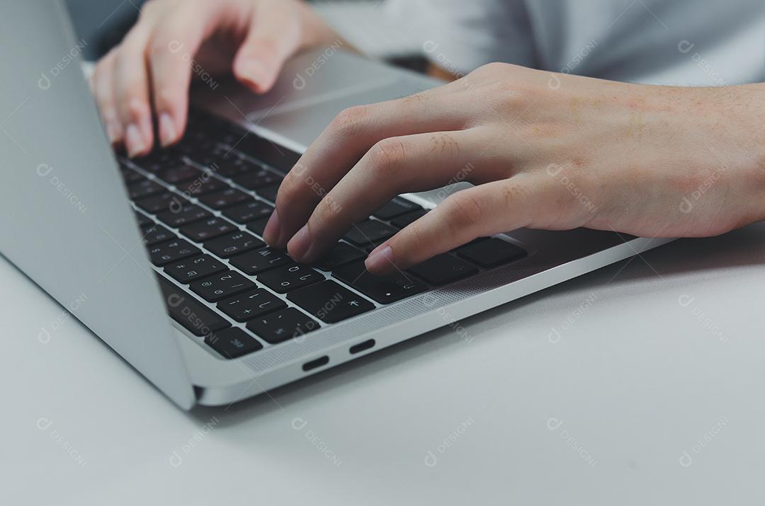 Feche a mão mulher digitando teclado computador laptop na mesa. Tecnologia de negócios on-line e comunicação na mesa.