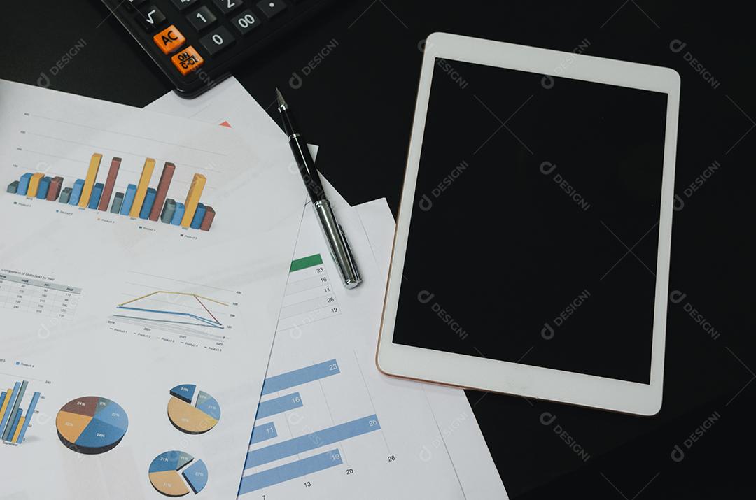 Vista superior do plano de diagrama de análise de gráfico de documento financeiro e gráfico informações econômicas e fiscais com caneta e tablet na mesa preta.