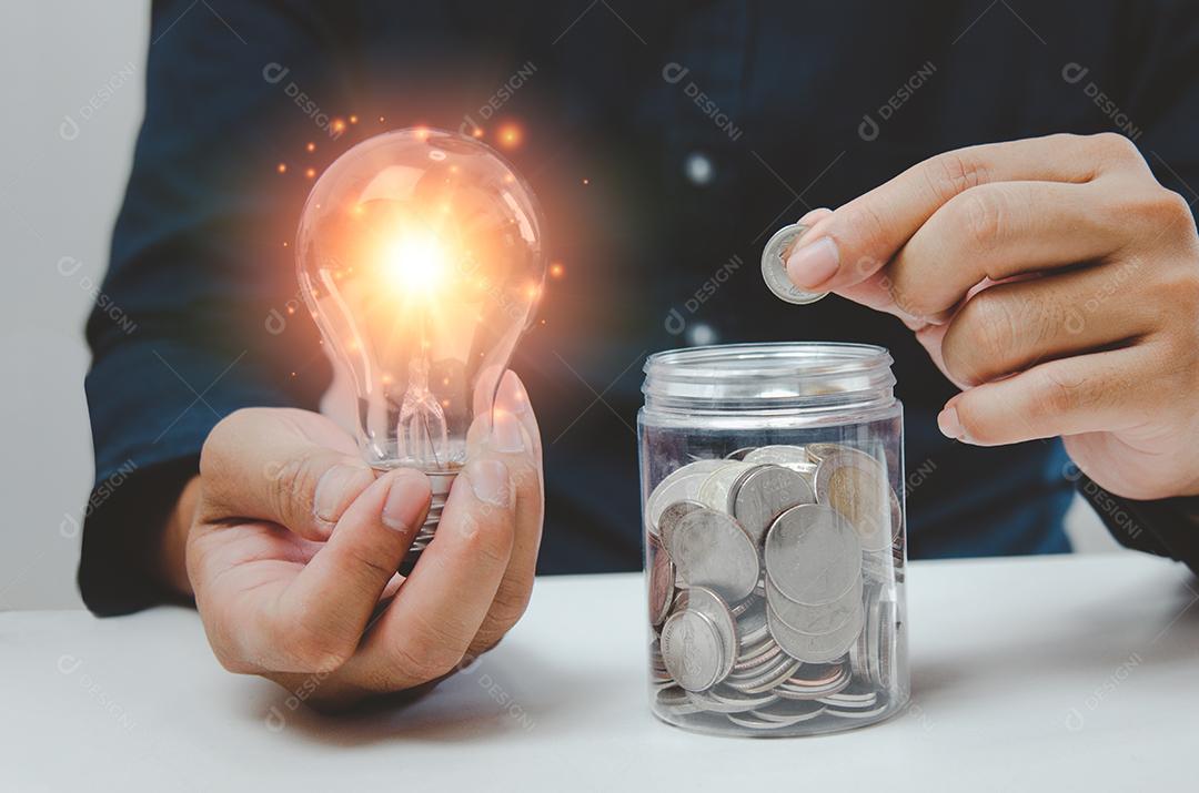 Empresário é mostrado segurando uma jarra com moedas para poupança e investimentos. Conceito de pagamentos de impostos e contabilidade empresarial.