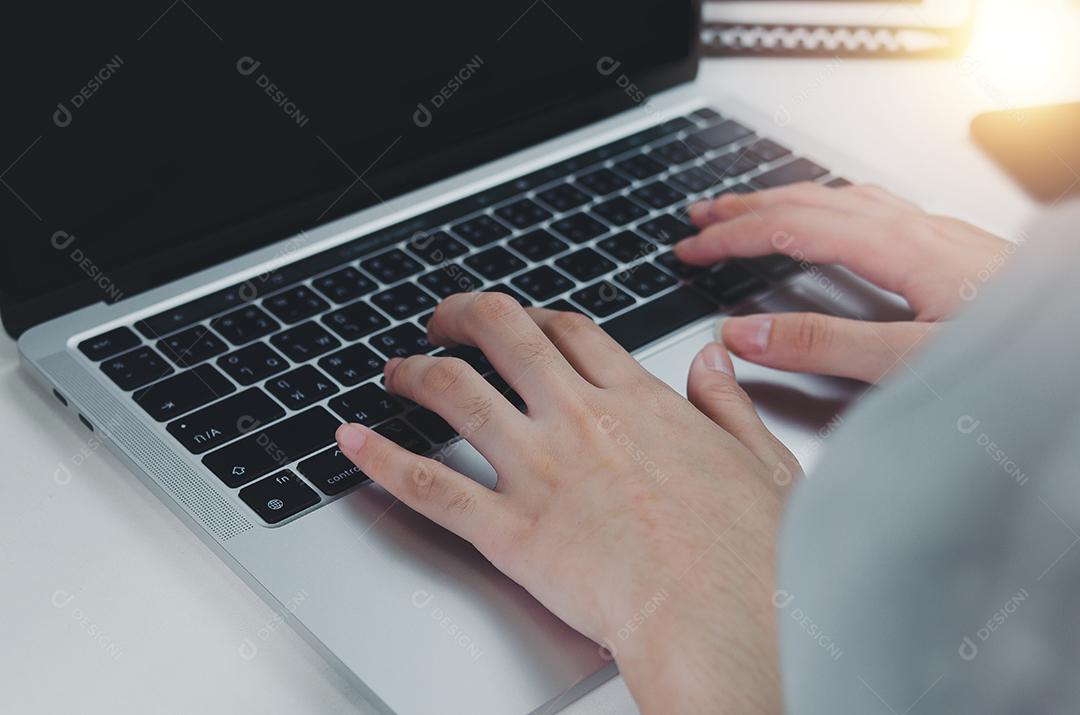 Feche a mão mulher digitando teclado computador laptop na mesa. Tecnologia de negócios on-line e comunicação na mesa.