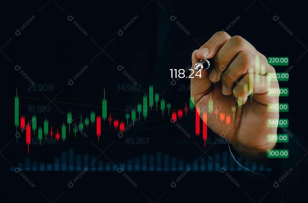 Empresário segurando um gráfico um comerciante de câmbio investindo em gráfico de negócios de tecnologia e um conceito de dados de moeda.