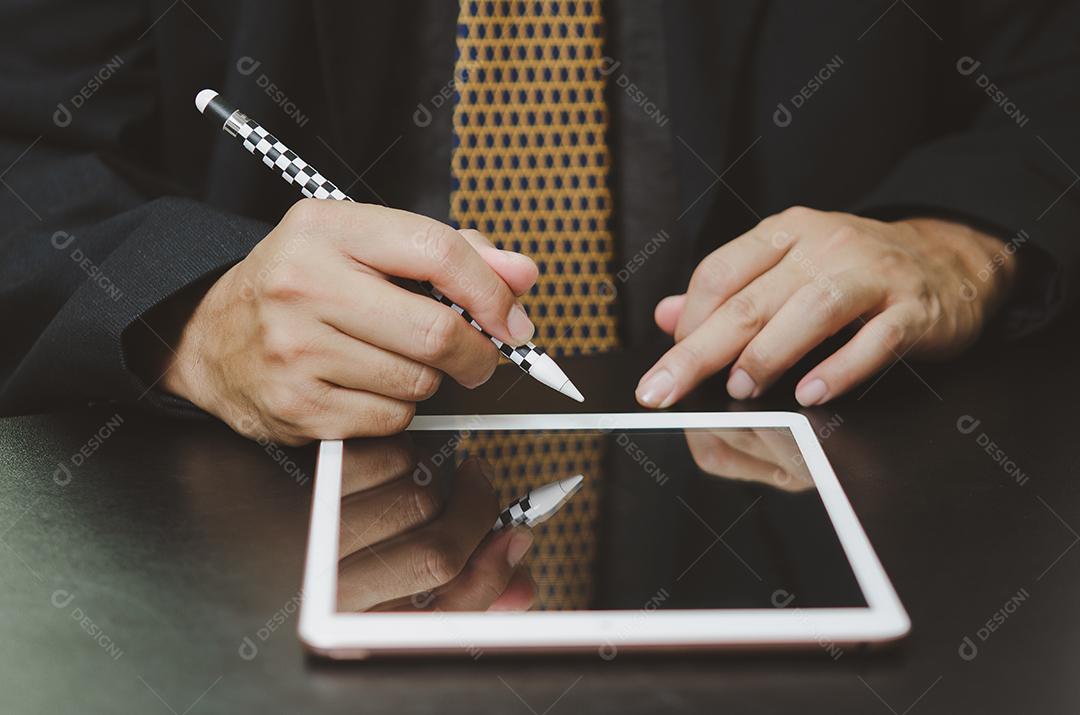 Homem de negócios assina contrato de tablet digital on-line no aplicativo na mesa.