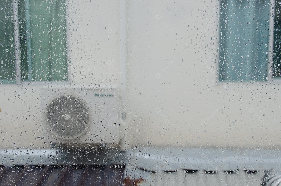 gotas de chuva na janela do fundo da casa
