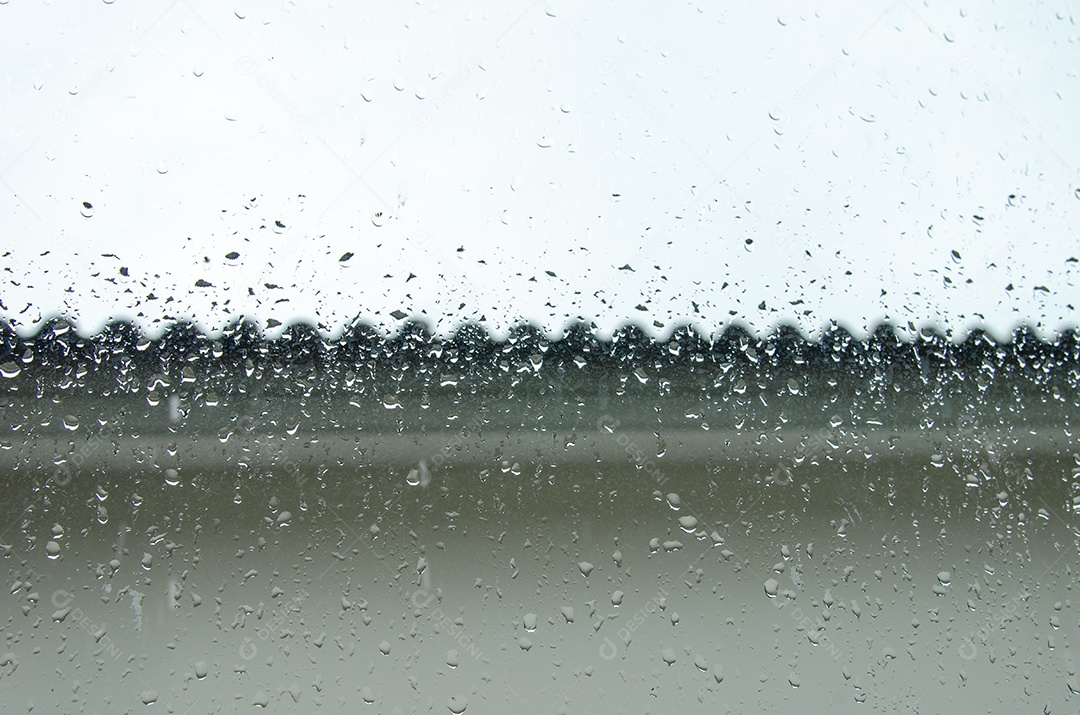 gotas de chuva na janela do fundo da casa