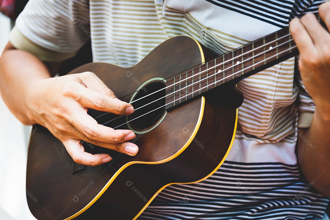 Close-up da mão do guitarrista tocando guitarra. Conceito de instrumento musical. Tema ao ar livre e lazer. Foco seletivo na mão esquerda. Guitarra country vintage com cantor de música. Feche a mão do artista.