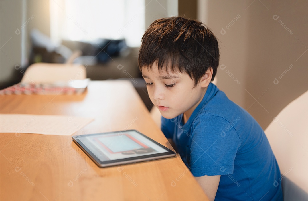 Criança da escola estudando online com professor