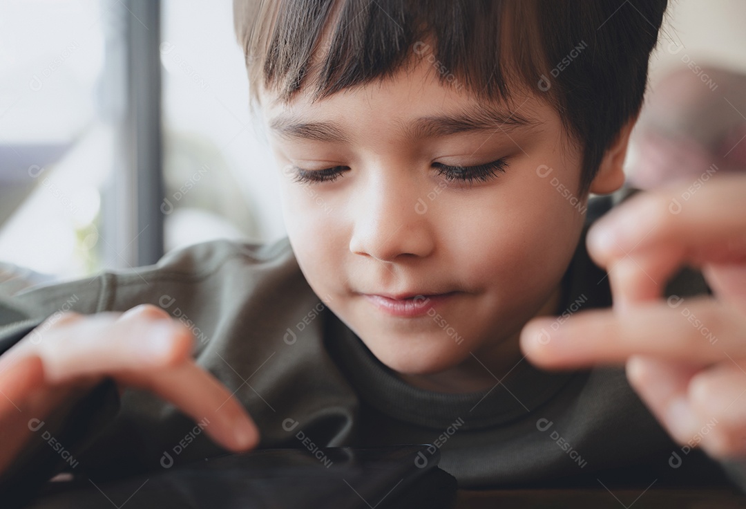 Garoto de retrato cinematográfico jogando jogo no celular enquanto espera por comida