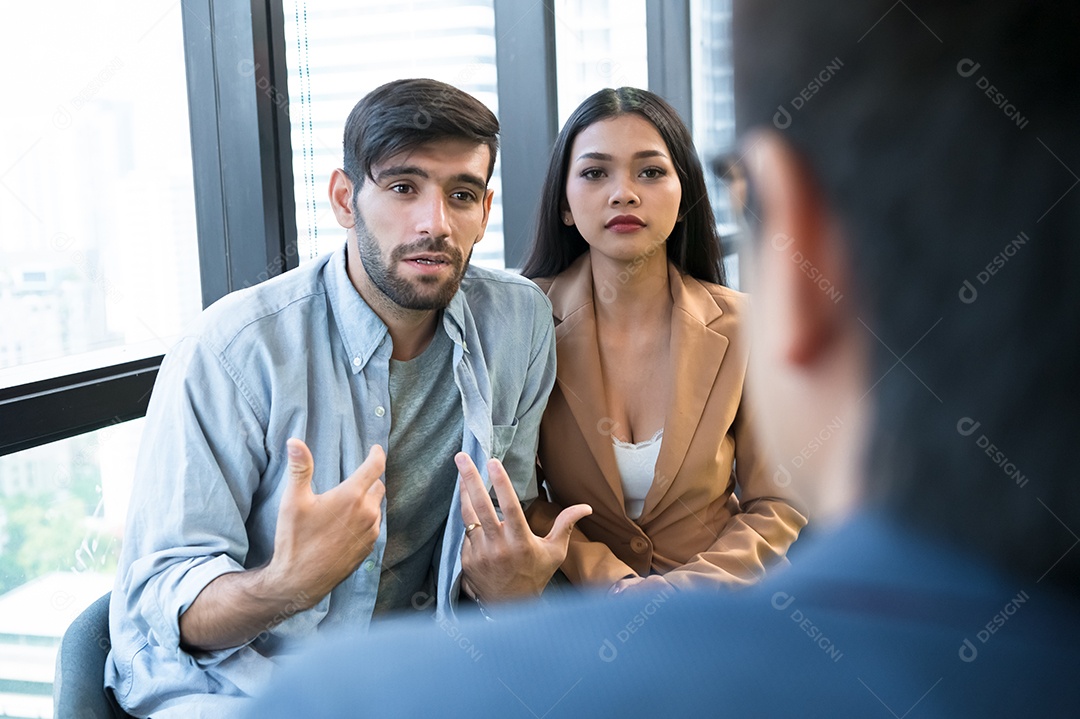 Psicoterapeuta perguntando sobre os sintomas que ocorrem na mente de alguns pacientes com problemas de saúde mental. Psicoterapia de grupo para apoiar e ajudar o homem preocupado a mudar a mentalidade negativa.