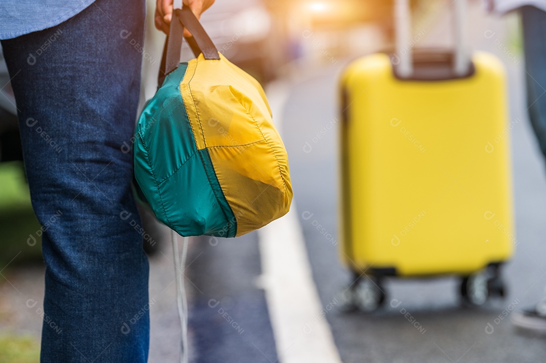 Closeup de pernas turísticas caminhando ao longo da estrada com bolsa durante a viagem no campo. Estilos de vida de pessoas e conceito de férias.