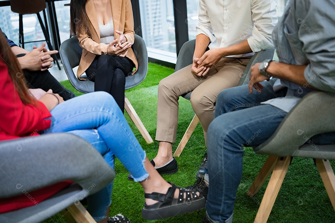 Psicoterapeuta perguntando sobre os sintomas que ocorrem na mente de pacientes com problemas de saúde mental no hospital.