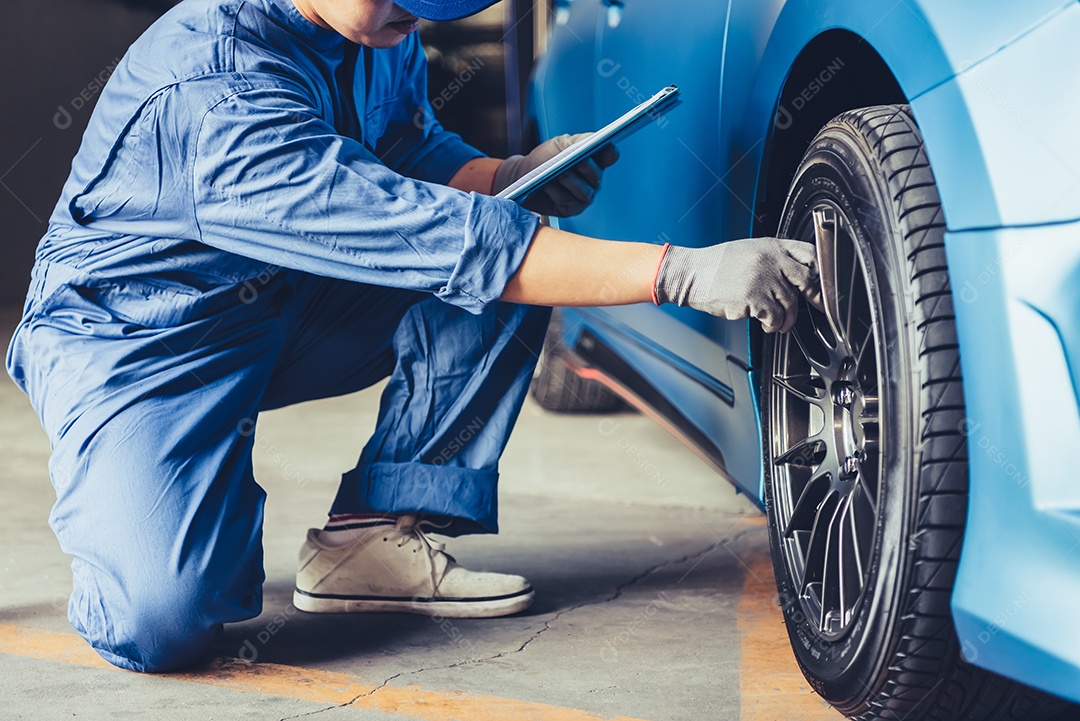 Técnico mecânico de automóveis asiáticos segurando a prancheta e verificando o veículo de manutenção.