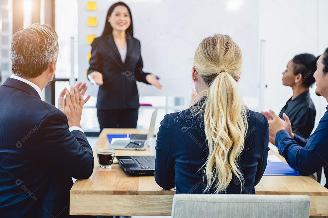 O grupo de empresários ouviu os instrutores explicando sobre a estratégia de marketing de acordo com o plano orçamentário do escritório. Equipe de negócios reunida e discutindo para iniciar um novo projeto.