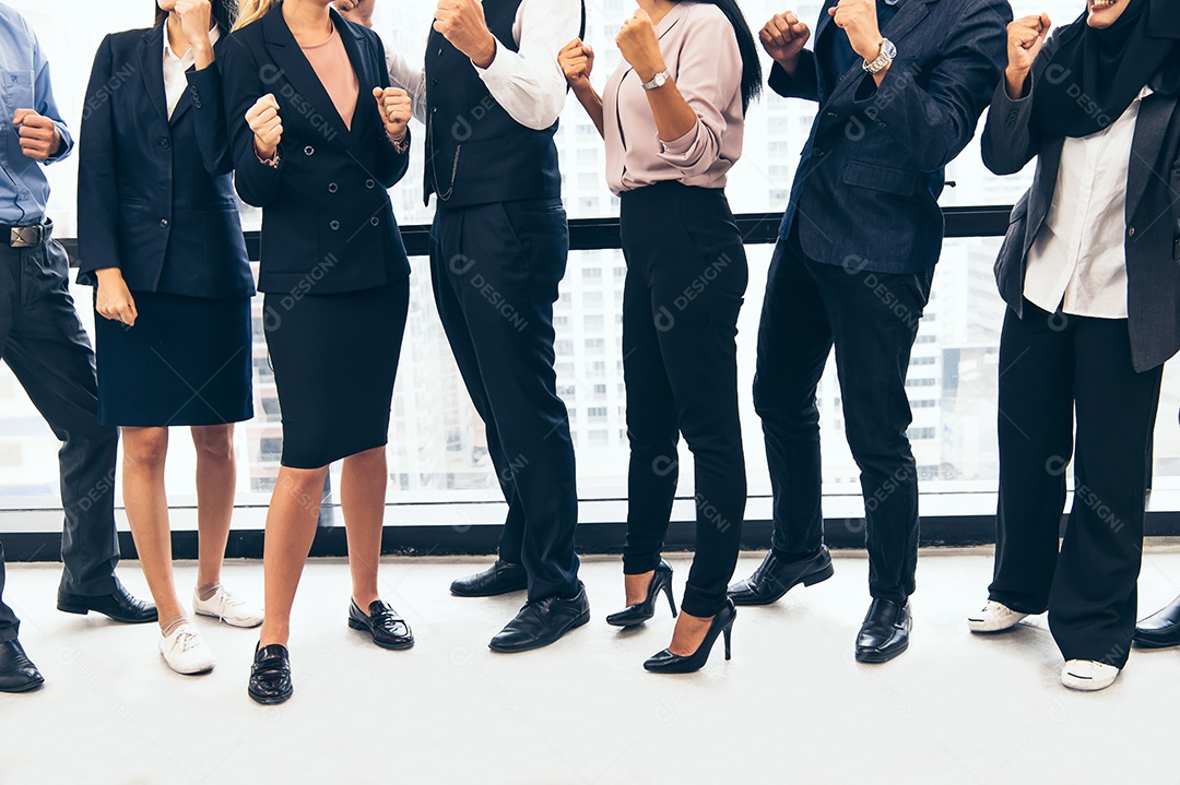 Trabalho em equipe profissional de pessoas de negócios felizes no escritório moderno.