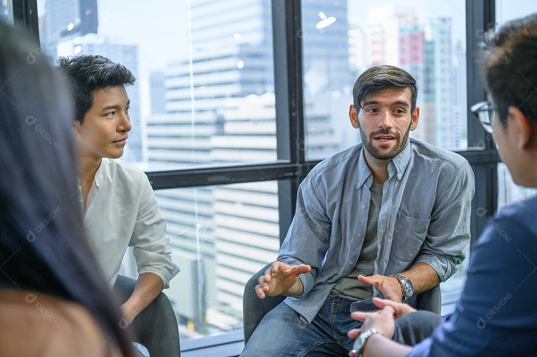 Psicoterapeuta perguntando sobre os sintomas que ocorrem na mente de pacientes com problemas de saúde mental no hospital. Psicoterapia de grupo para apoiar e ajudar o homem preocupado a mudar a mentalidade negativa.