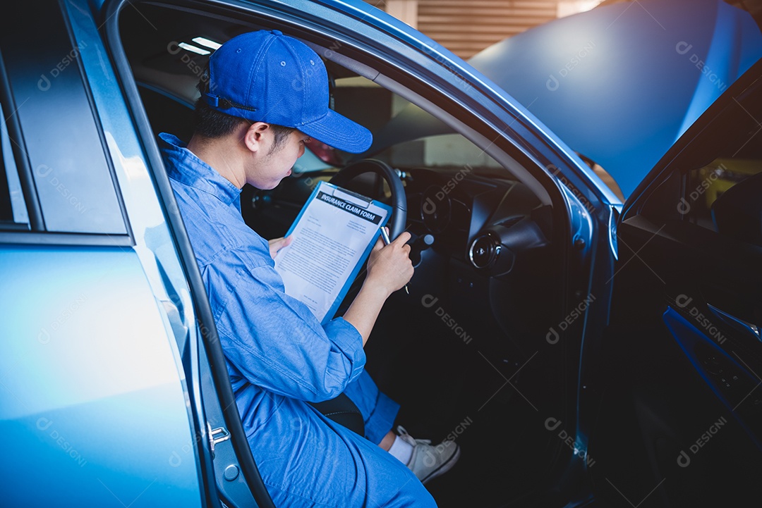 Mecânico segurando a prancheta e verificando dentro do carro para manutenção do veículo pelo pedido de reclamação do cliente na garagem da oficina mecânica.