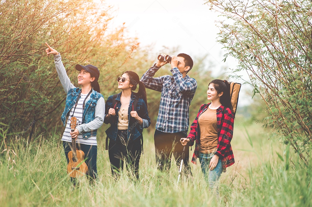 Grupo de amigos asiáticos aventura em equipe para caminhar e acampar.
