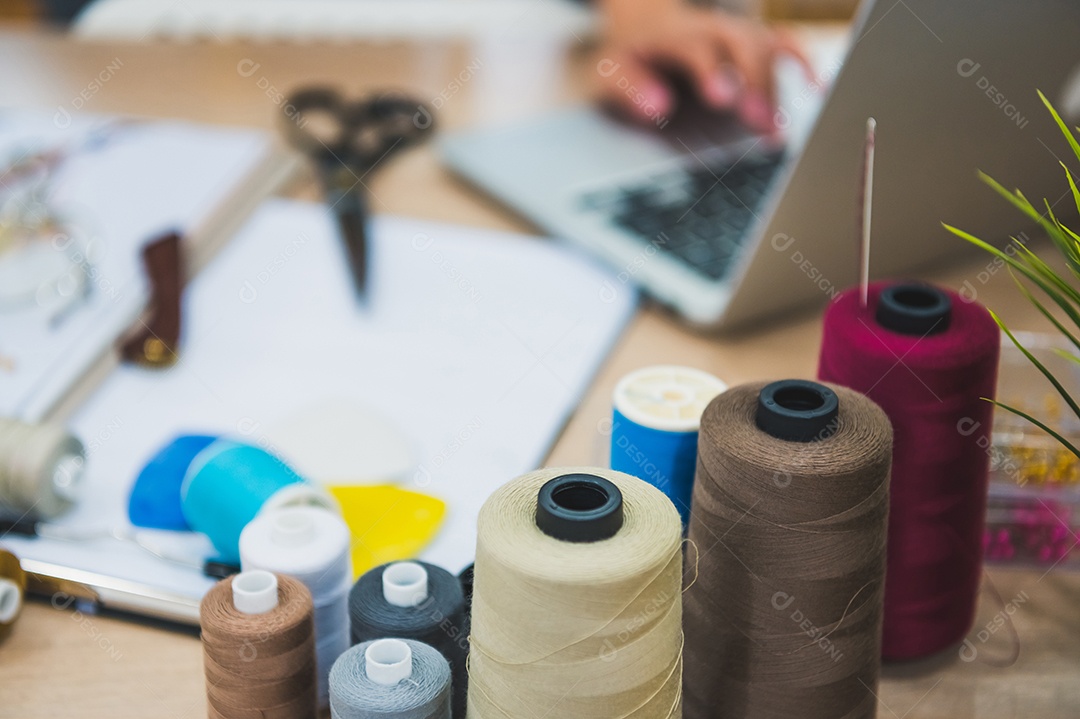 Close-up de equipamento de costura na mesa de estilista de designer de moda.
