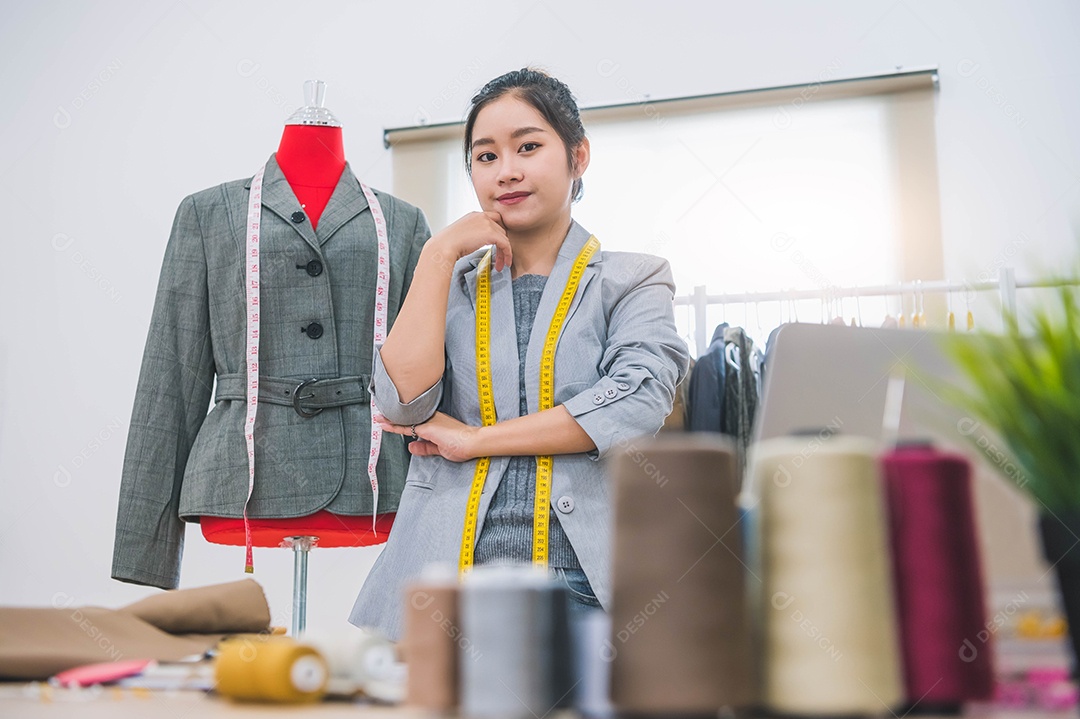 Estilista de designer de moda na oficina do empresário.