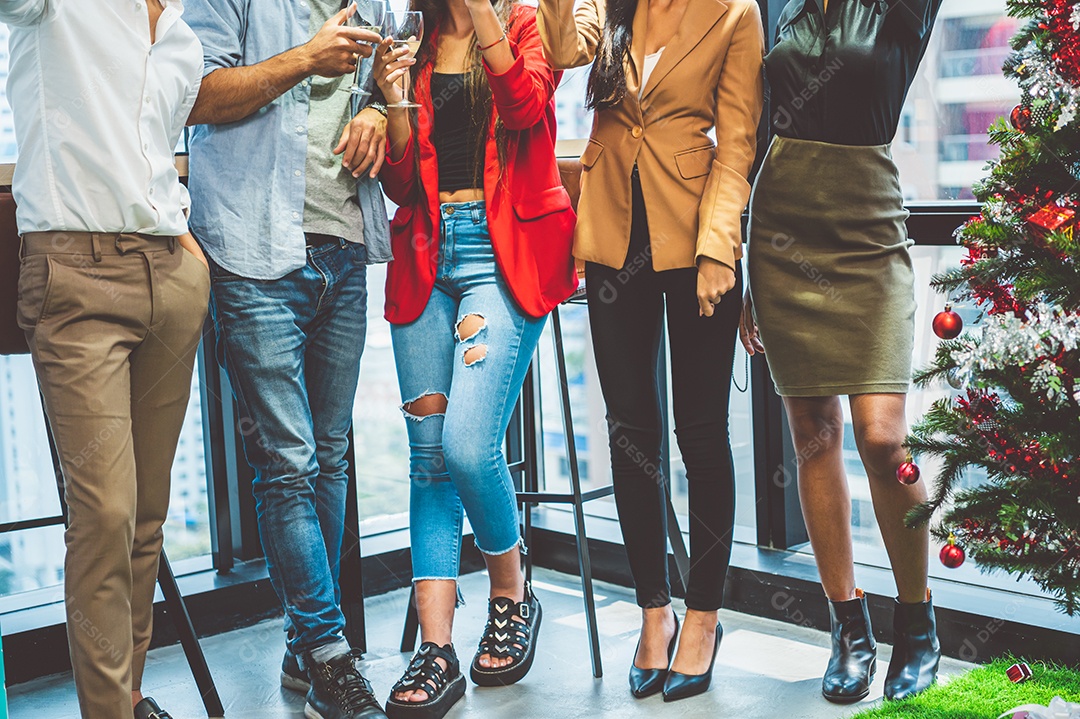 Grupo de trabalho em equipe de colegas de diversidade de negócios celebrando.