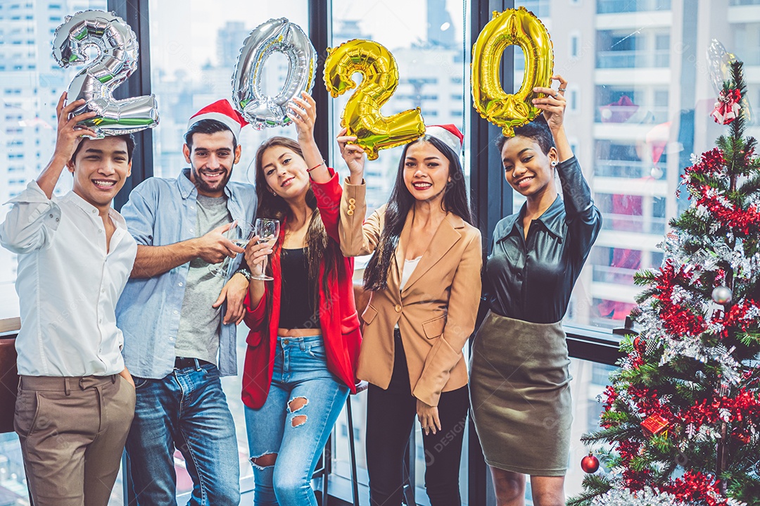 Grupo de trabalho em equipe de colegas de diversidade de negócios celebrando.