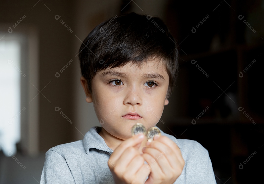 Garoto de escola de retrato olhando profundamente