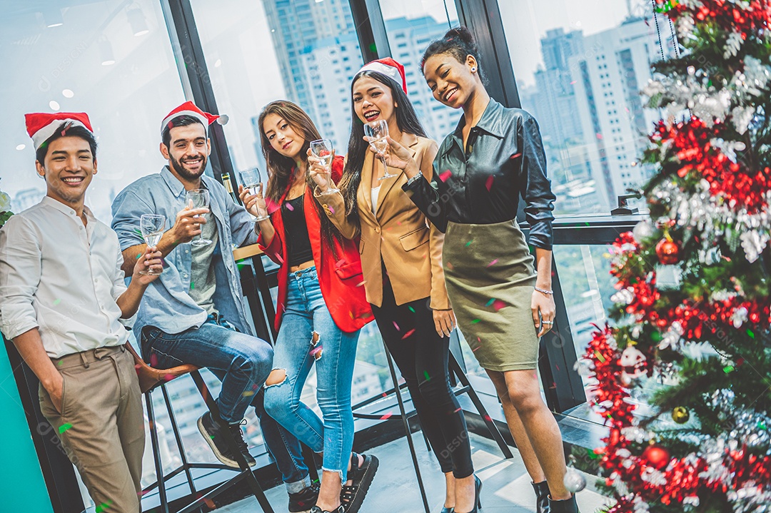 Grupo de trabalho em equipe de colegas de diversidade de negócios celebrando.