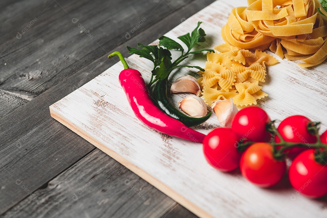 Saboroso apetitoso ingredientes de massa de espaguete italiano para cozinha.