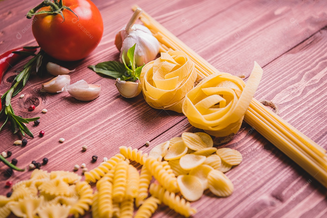 Saboroso apetitoso ingredientes de massa de espaguete italiano para cozinha.