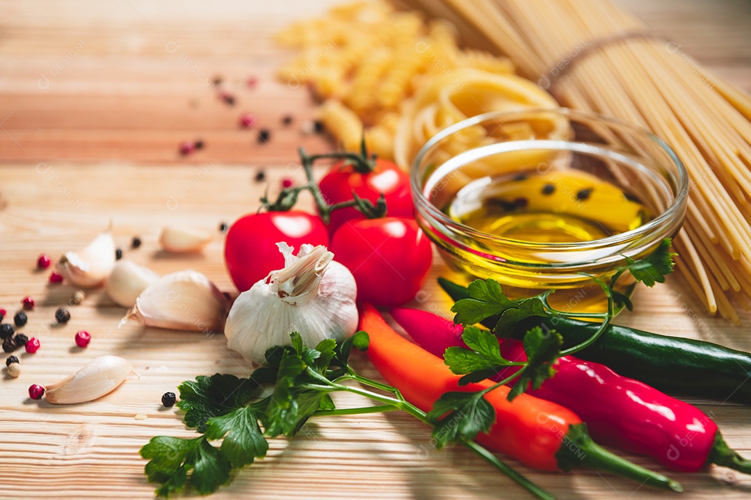 Saboroso apetitoso ingredientes de massa de espaguete italiano para cozinha.