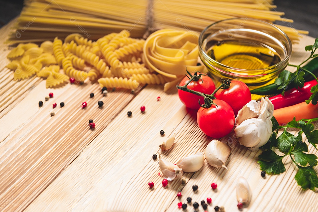 Saboroso apetitoso ingredientes de massa de espaguete italiano para cozinha.