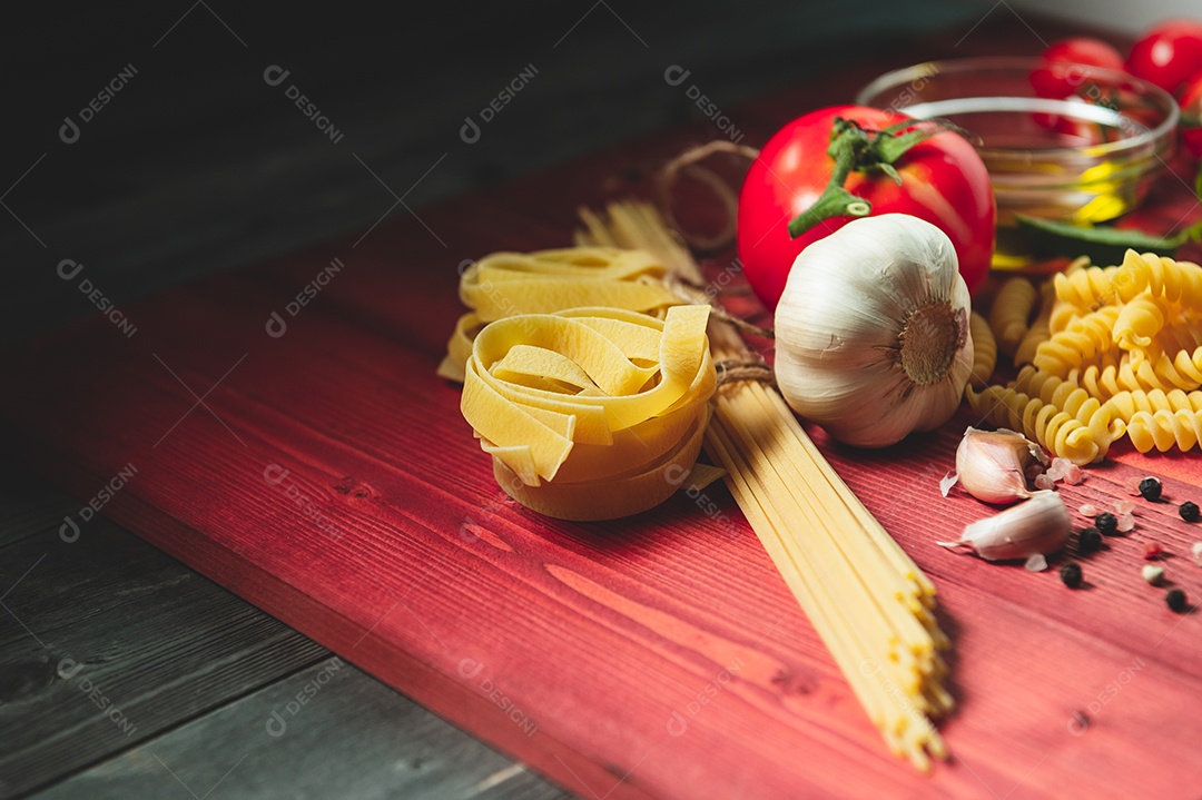 Saboroso apetitoso ingredientes de massa de espaguete italiano para cozinha.