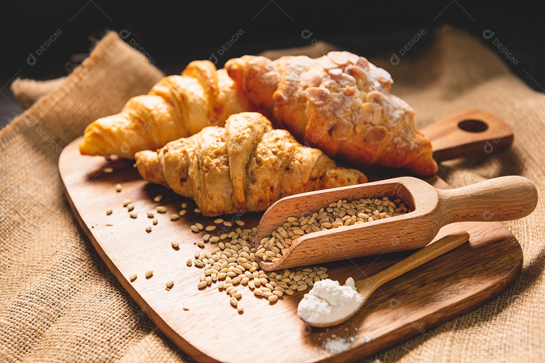 Diferentes tipos de pão com grãos integrais de nutrição.