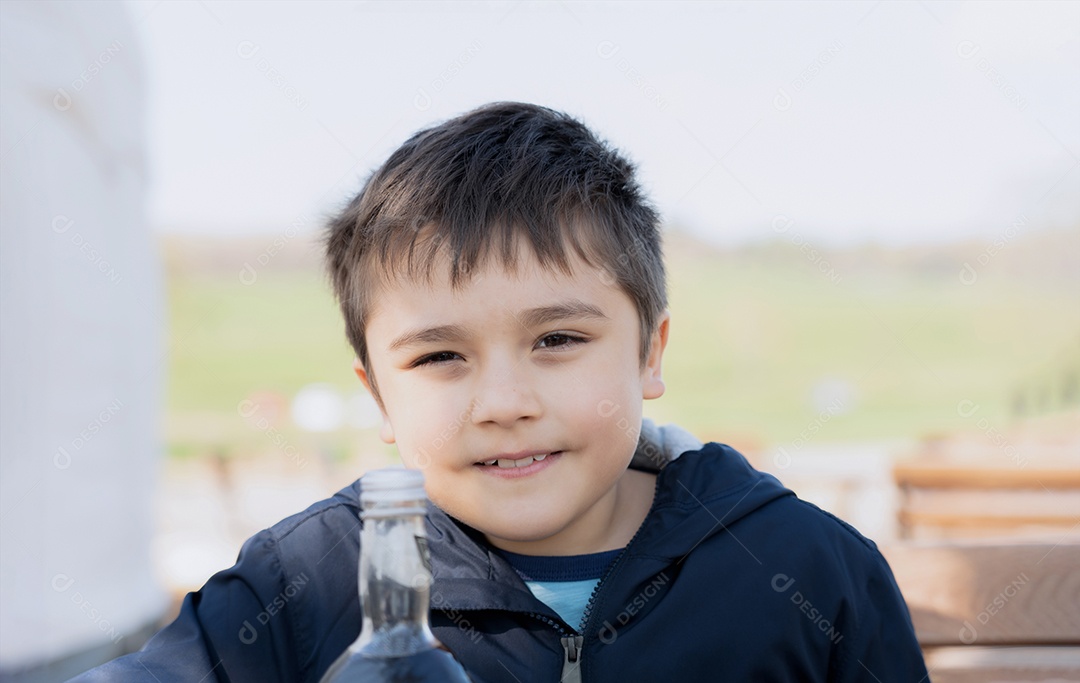 Retrato de alta chave Garoto olhando para a câmera com um rosto sorridente