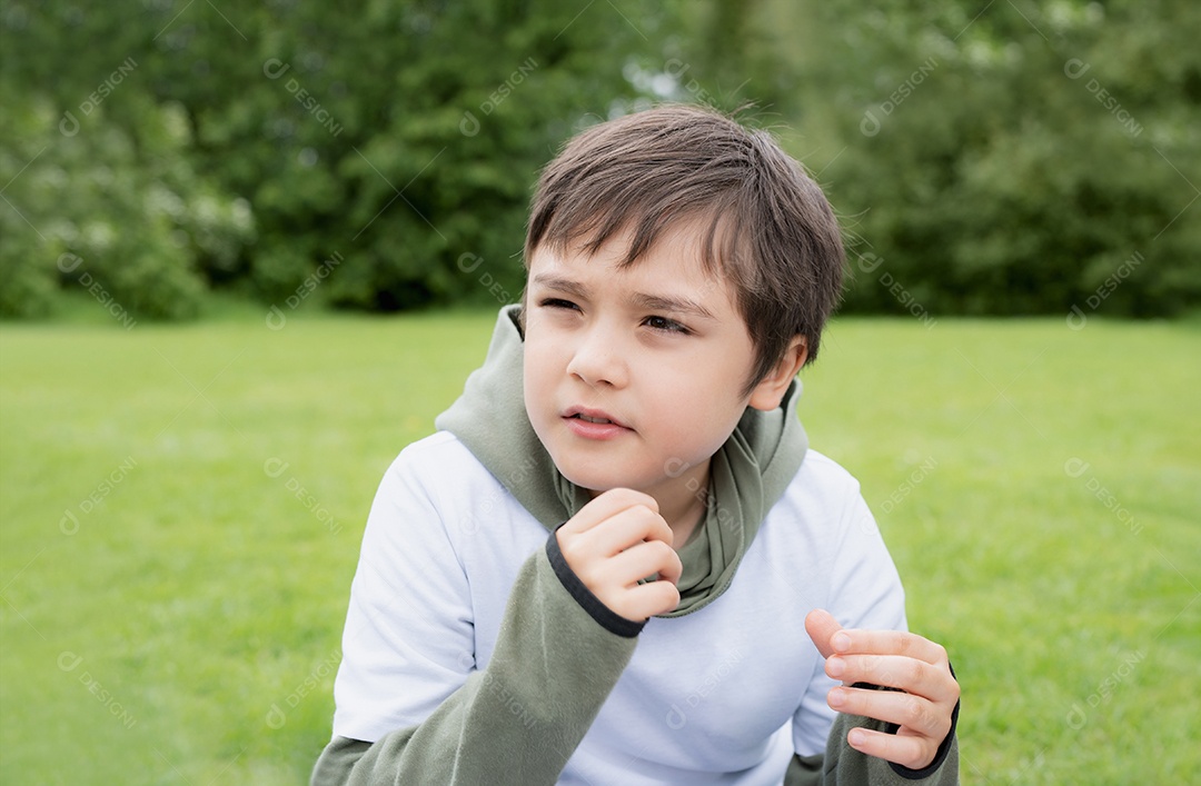 Retrato Menino olhando profundamente no pensamento