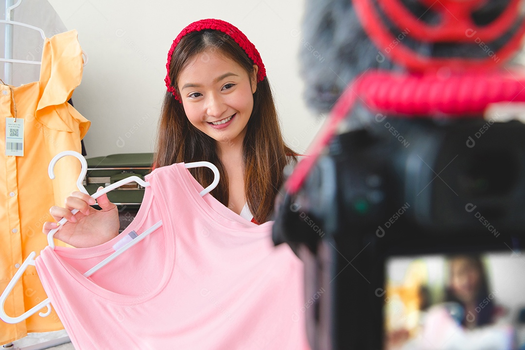 Beleza jovem blogueiro asiático Vlogger entrevista com D profissional.